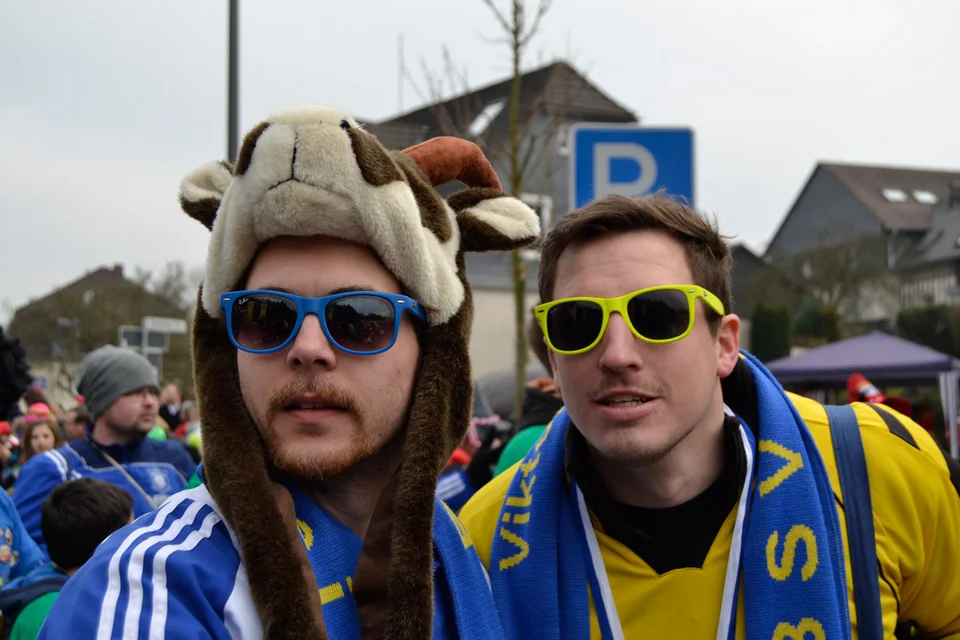 „... schau' mal dahinten ...“ „... schau' mal dahinten ...“