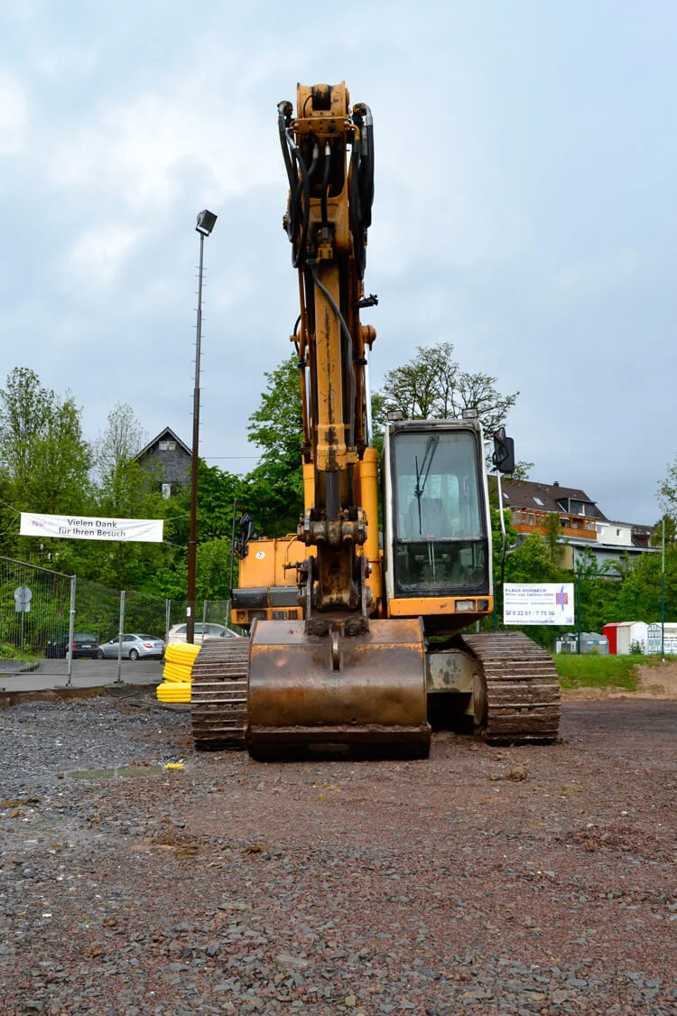 Mit diesem Bagger wurde die alt eingesessene Asche abgetragen