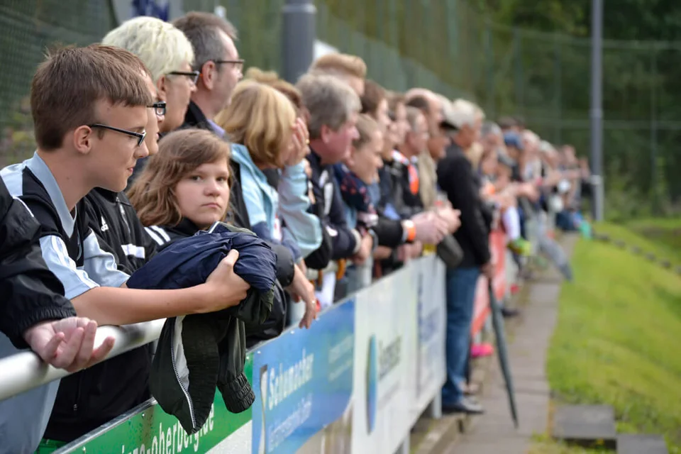 Über 600 Gäste kamen trotz schlechten Wetters zur feierlichen Eröffnung der Dr. Kind Arena