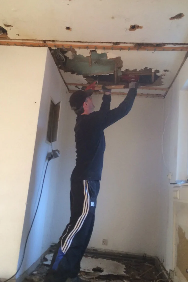 Holger Schulte reißt die Decke der Küche heraus Holger Schulte reißt die Decke der Küche heraus