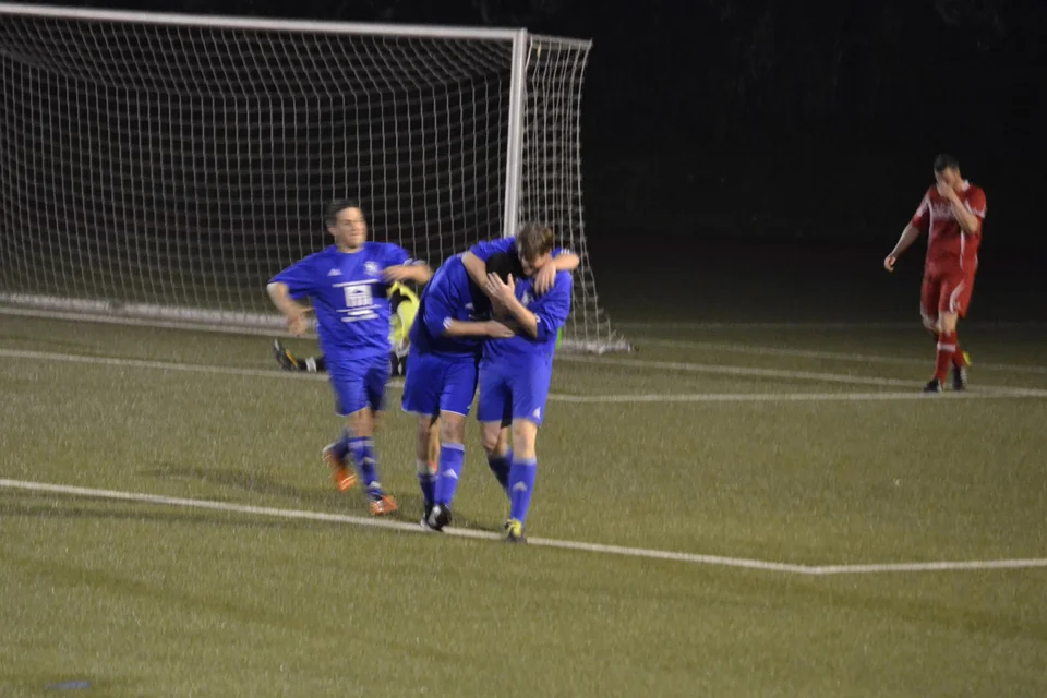 Kilian Thönes, Markus Hense und Axel Leopold jubeln über das 2:0