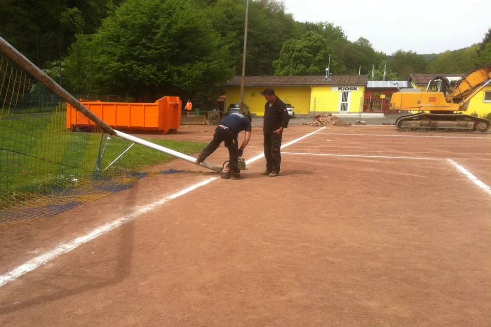 Die Mitarbeiter der Firma Hombach entfernen die Tore