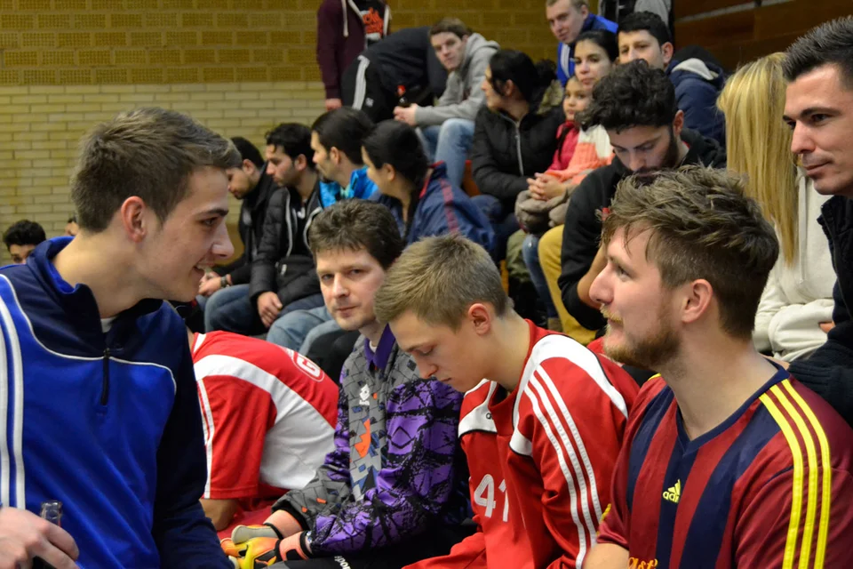 Angeregtes Gespräch zwischen Spieler und Trainer: Maik Derksen unterhält sich mit seinem Trainer Sascha Heinrichs, Bodo Illgner lauscht mit kritischem Blick Angeregtes Gespräch zwischen Spieler und Trainer: Maik Derksen unterhält sich mit seinem Trainer Sascha Heinrichs, Bodo Illgner lauscht mit kritischem Blick