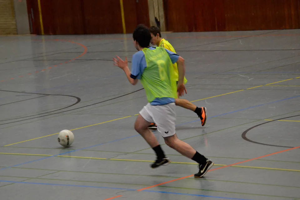 Jetzt aber schnell: Moritz Müller hechtet seinem Mitspieler Sven Sadowski hinterher Jetzt aber schnell: Moritz Müller hechtet seinem Mitspieler Sven Sadowski hinterher