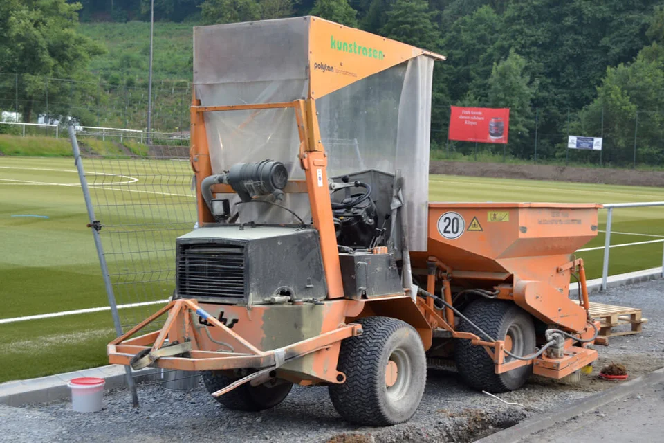 Diese Maschine verteilte den Sand auf dem Platz