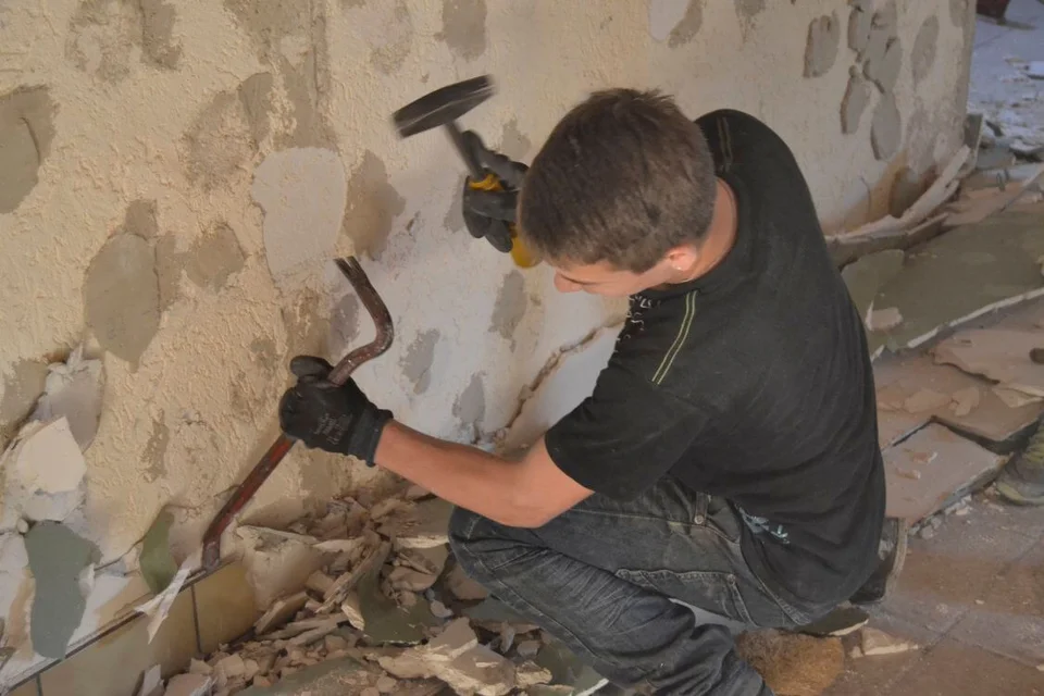 Sven Sadowski entfernt die Fußleisten Sven Sadowski entfernt die Fußleisten