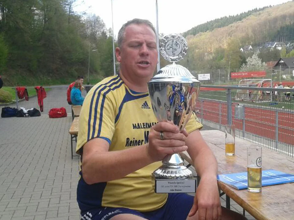 Kuddel präsentiert den Pokal stolz dem Kameramann Kuddel präsentiert den Pokal stolz dem Kameramann