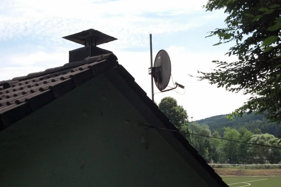 Ungewohnte Aussicht: das Clubheim mit dem Sportplatz im Hintergrund vom Dach des Containers Ungewohnte Aussicht: das Clubheim mit dem Sportplatz im Hintergrund vom Dach des Containers