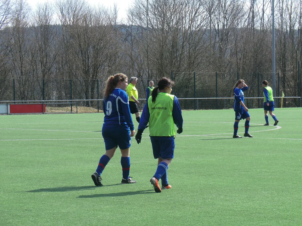 Jenny und ihre Gegenspielerin verfolgen das Spielgeschehen