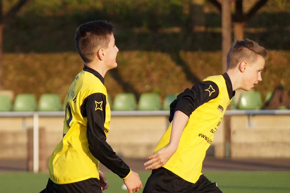 Erster Gratulant: Lukas Burkhardt beglückwünscht Arthur Csiki zu seinem Treffer