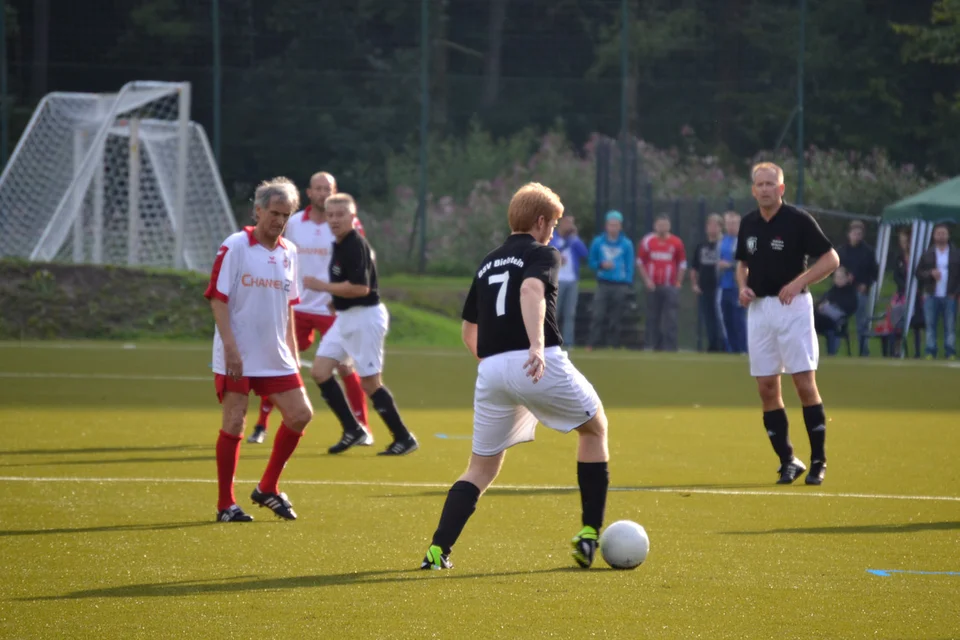 Elegante Ballführung: Felix Draube im Duell mit Wolfgang Overath