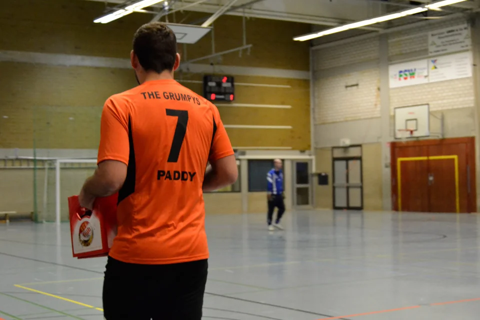 Meist gefragtestes Getränk am heutigen Abend: die Kiste Kölsch, hier getragen von Patrick Weßel Meist gefragtestes Getränk am heutigen Abend: die Kiste Kölsch, hier getragen von Patrick Weßel