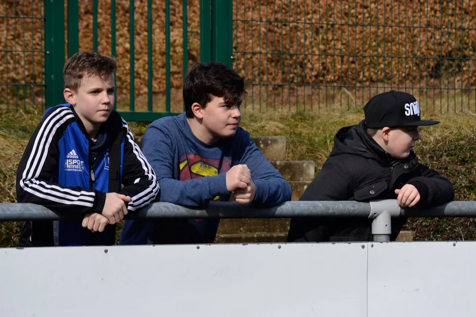 Interessierte Zuschauer: Lukas Burkhardt (links), Dennis Heikaus (rechts) und ein Kumpel Interessierte Zuschauer: Lukas Burkhardt (links), Dennis Heikaus (rechts) und ein Kumpel