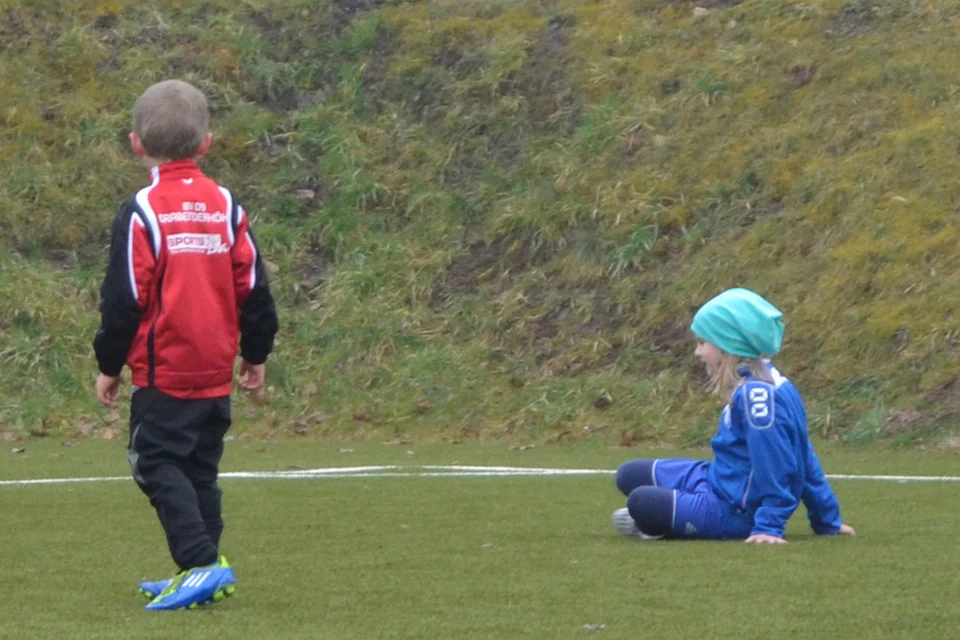 Am Boden: die Elsenrother Spielerin verliert beim Schussversuch das Gleichgewicht und plumpst auf den Hintern Am Boden: die Elsenrother Spielerin verliert beim Schussversuch das Gleichgewicht und plumpst auf den Hintern