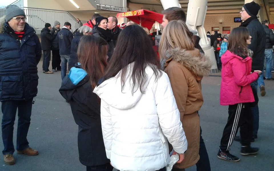 Carolin Rönnbeck, Aleyna Arslan und Meike Hüller beim Betreten des Stadions