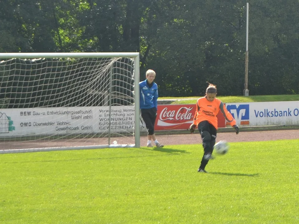 Eugenie beim technisch perfekten Abschlag, beobachtet von Trainer Benjamin Eugenie beim technisch perfekten Abschlag, beobachtet von Trainer Benjamin
