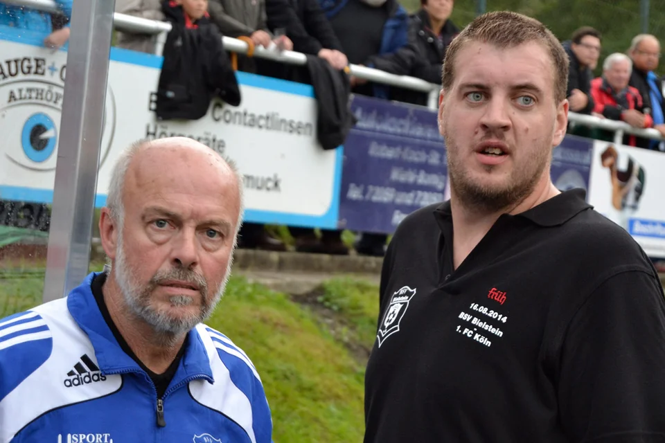 Konsternierter Blick: Rainer Klocke und Carsten Fricke trauern einer verpassten Torchance nach