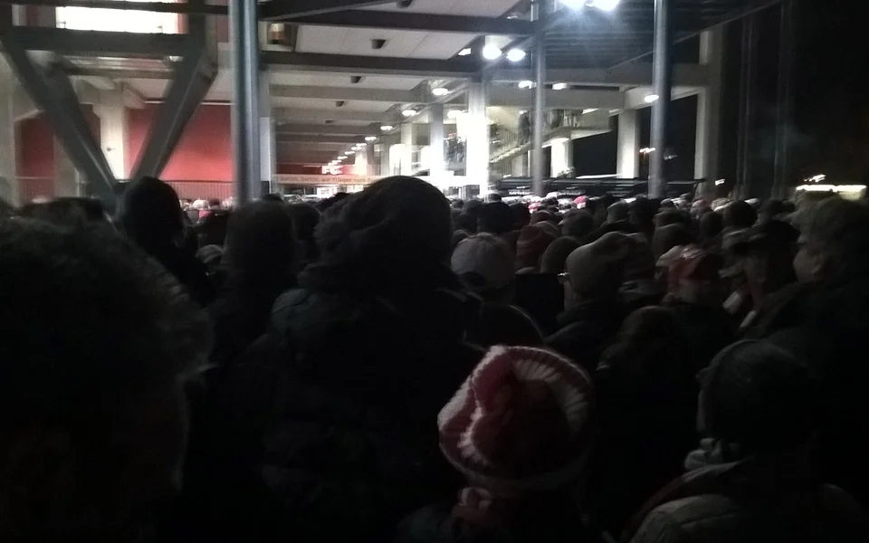 Zwei Minuten dauerte es, ehe der Ordner die Mannschaft erkannte und das Seitentor öffnete Zwei Minuten dauerte es, ehe der Ordner die Mannschaft erkannte und das Seitentor öffnete