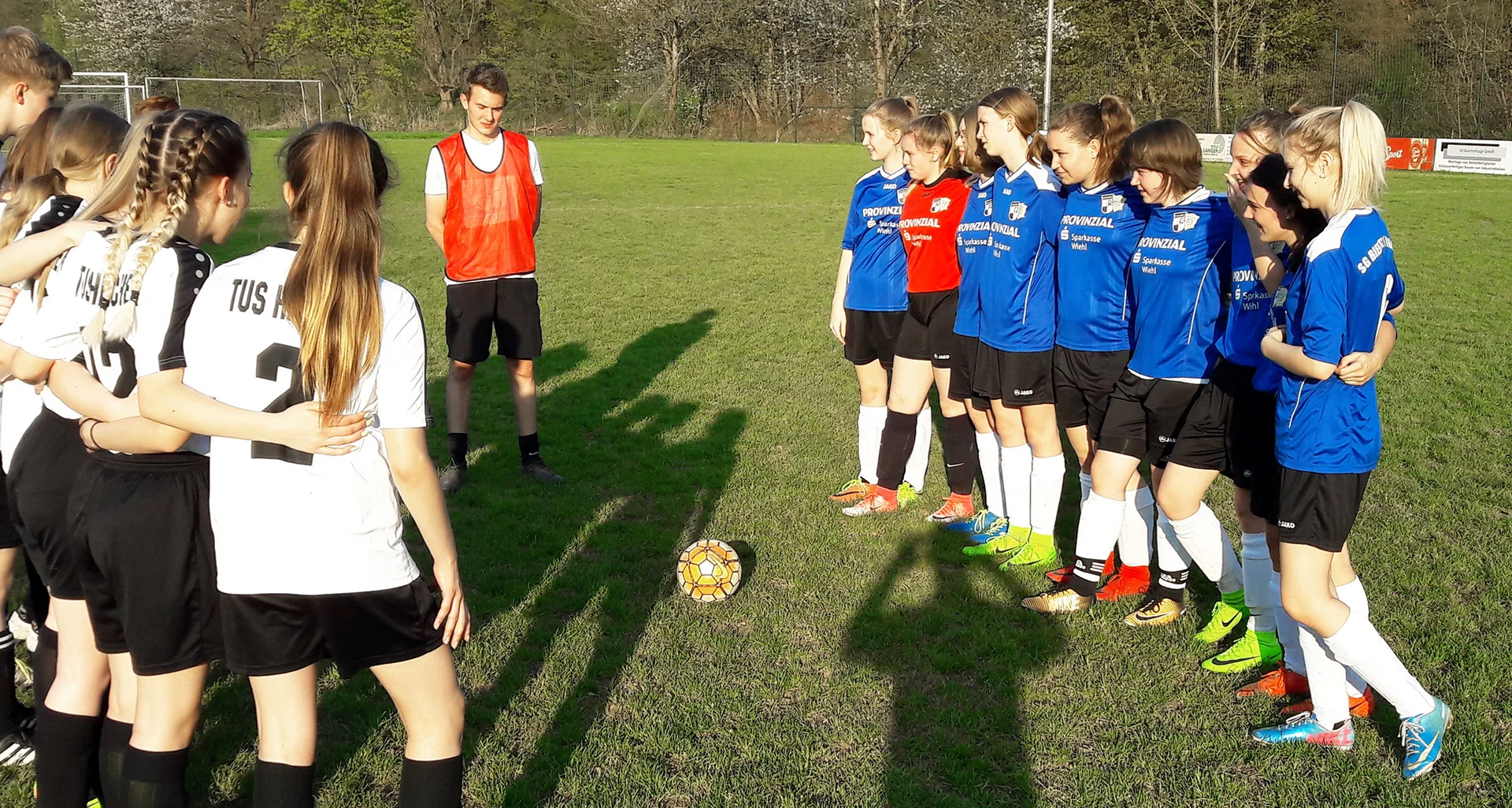 Bereit: die Mannschaften des TuS Herchen und der SG Bielstein/Wiehl