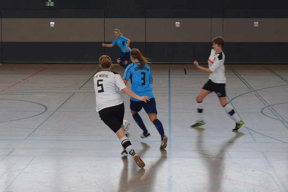 Dynamisch: Fabienne Wienpahl setzt sich gegen gleich zwei Wiehlerinnen durch Dynamisch: Fabienne Wienpahl setzt sich gegen gleich zwei Wiehlerinnen durch