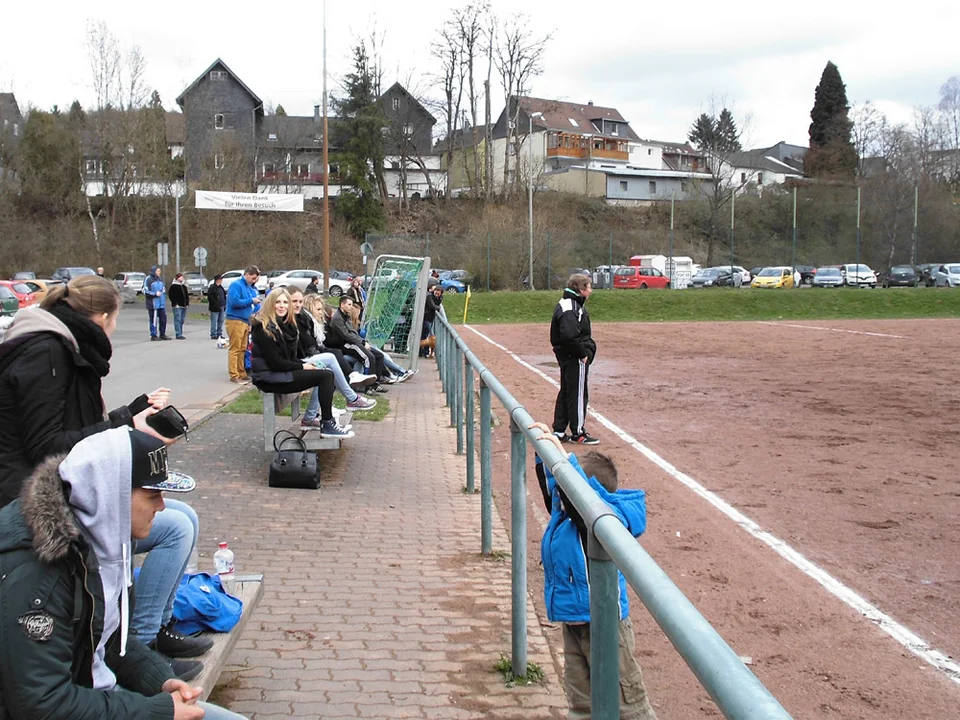 Trotz nasskaltem Wetter fanden sich einige Zuschauer an der Jahnstraße ein Trotz nasskaltem Wetter fanden sich einige Zuschauer an der Jahnstraße ein