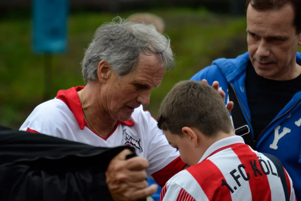 ... mit Hingabe und sorgte sich sehr nett um die Jungen und Mädchen ...