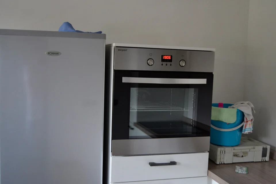 Ein großer Kühlschrank und ein kleinerer Ofen fanden ebenfalls Platz im Bielsteiner Vereinshaus Ein großer Kühlschrank und ein kleinerer Ofen fanden ebenfalls Platz im Bielsteiner Vereinshaus