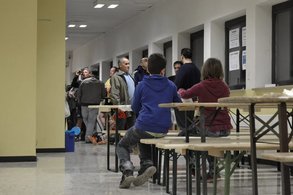 In Richtung der Theke versammelte sich der eine oder andere Zuschauer zu einer kleinen Residenz In Richtung der Theke versammelte sich der eine oder andere Zuschauer zu einer kleinen Residenz