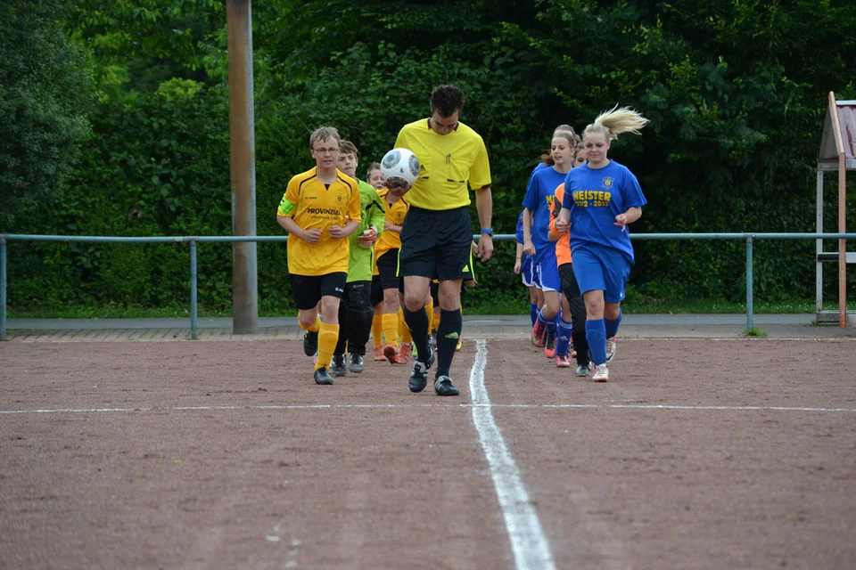 ... unter Leitung des Schiedsrichters Daniel Pennella ... ... unter Leitung des Schiedsrichters Daniel Pennella ...