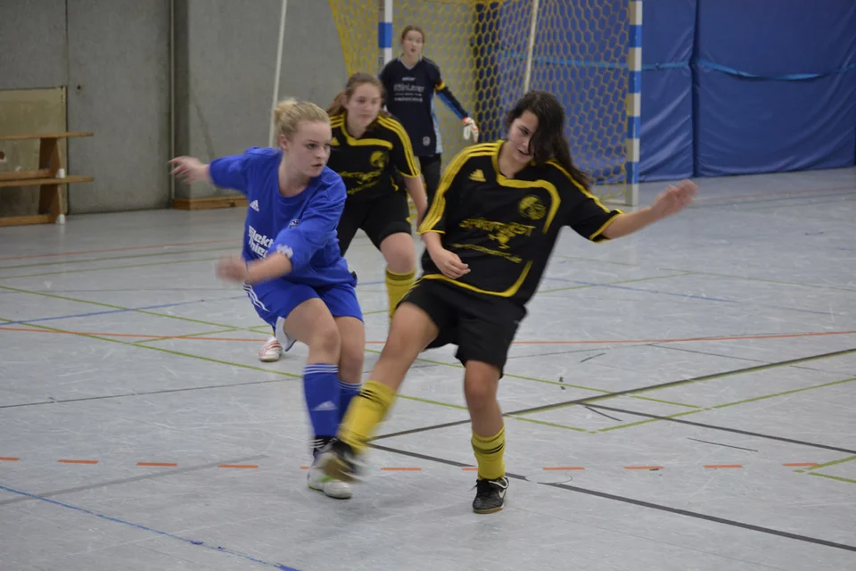 Durchsetzungsstark: Sarah Kapp im Duell mit zwei Bergisch Gladbacherinnen