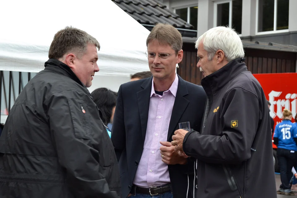 Der zweite Beigeordnete der Stadt, Maik Adomait, im Dialog mit Michael Schell, dem 1. Beigeordneten der Stadt, und einem Bekannten