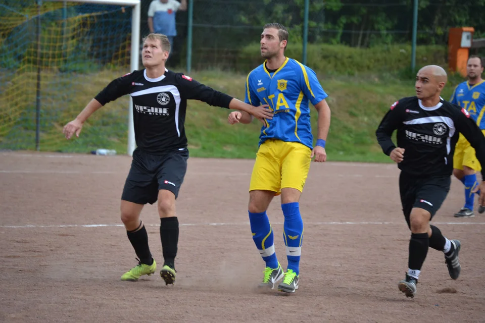 Domenique im Zweikampf mit seinem Gegenspieler Domenique im Zweikampf mit seinem Gegenspieler