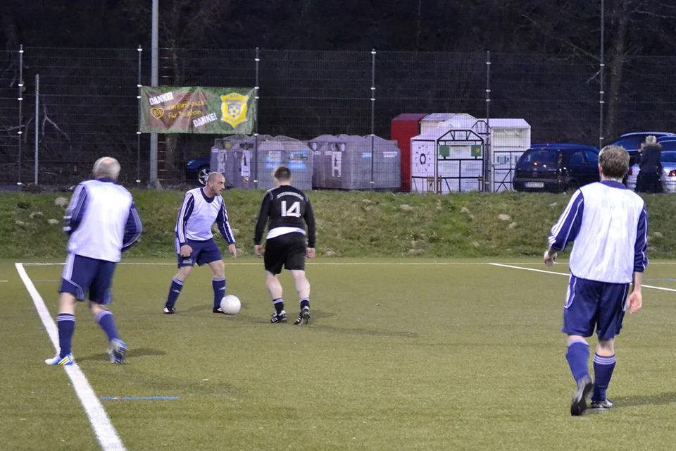 Oft in Überzahl, selten mit richtigen Entscheidungen: die Alten Herren taten sich speziell in Halbzeit 1 sehr schwer