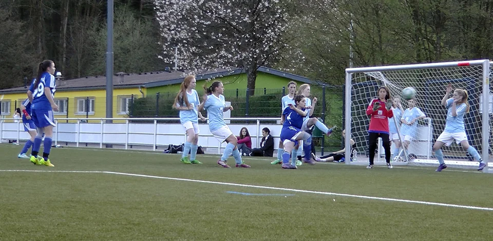 Dicke Möglichkeit: Astrid Morville kommt nach einer Ecke zum Abschluss Dicke Möglichkeit: Astrid Morville kommt nach einer Ecke zum Abschluss