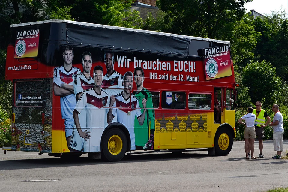 Ebenfalls vor Ort: der Bus der DFB-Fannationalmannschaft Ebenfalls vor Ort: der Bus der DFB-Fannationalmannschaft