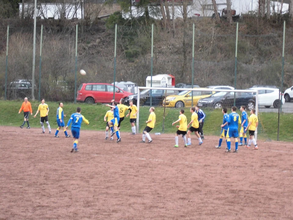 Hansi Wölfel im Kopfballduell mit einem Gegenspieler Hansi Wölfel im Kopfballduell mit einem Gegenspieler