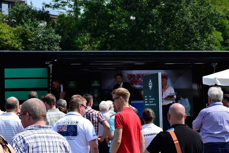 Ungeduldig: die Ehrengäst des BSV Bielstein während der Ansprache von Christof Fries Ungeduldig: die Ehrengäst des BSV Bielstein während der Ansprache von Christof Fries