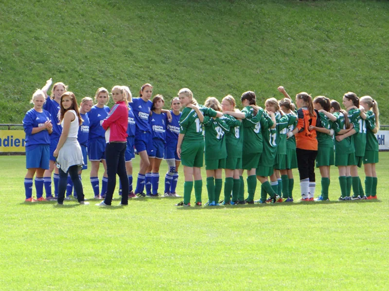 Wo ist die Kamera? Spielerinnen wie Schiedsrichterinnen posierten vor Spielbeginn noch schnell für ein Gruppenfoto Wo ist die Kamera? Spielerinnen wie Schiedsrichterinnen posierten vor Spielbeginn noch schnell für ein Gruppenfoto