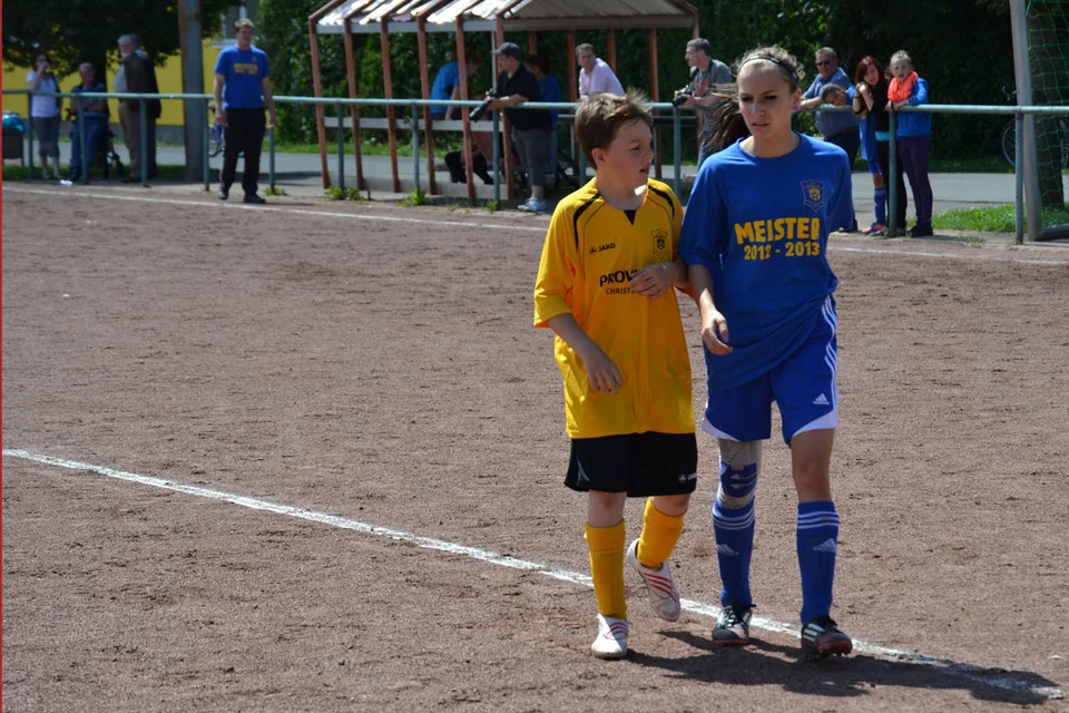 Jenny Völker in Bewachung ihres Gegenspielers Dennis Heikaus Jenny Völker in Bewachung ihres Gegenspielers Dennis Heikaus