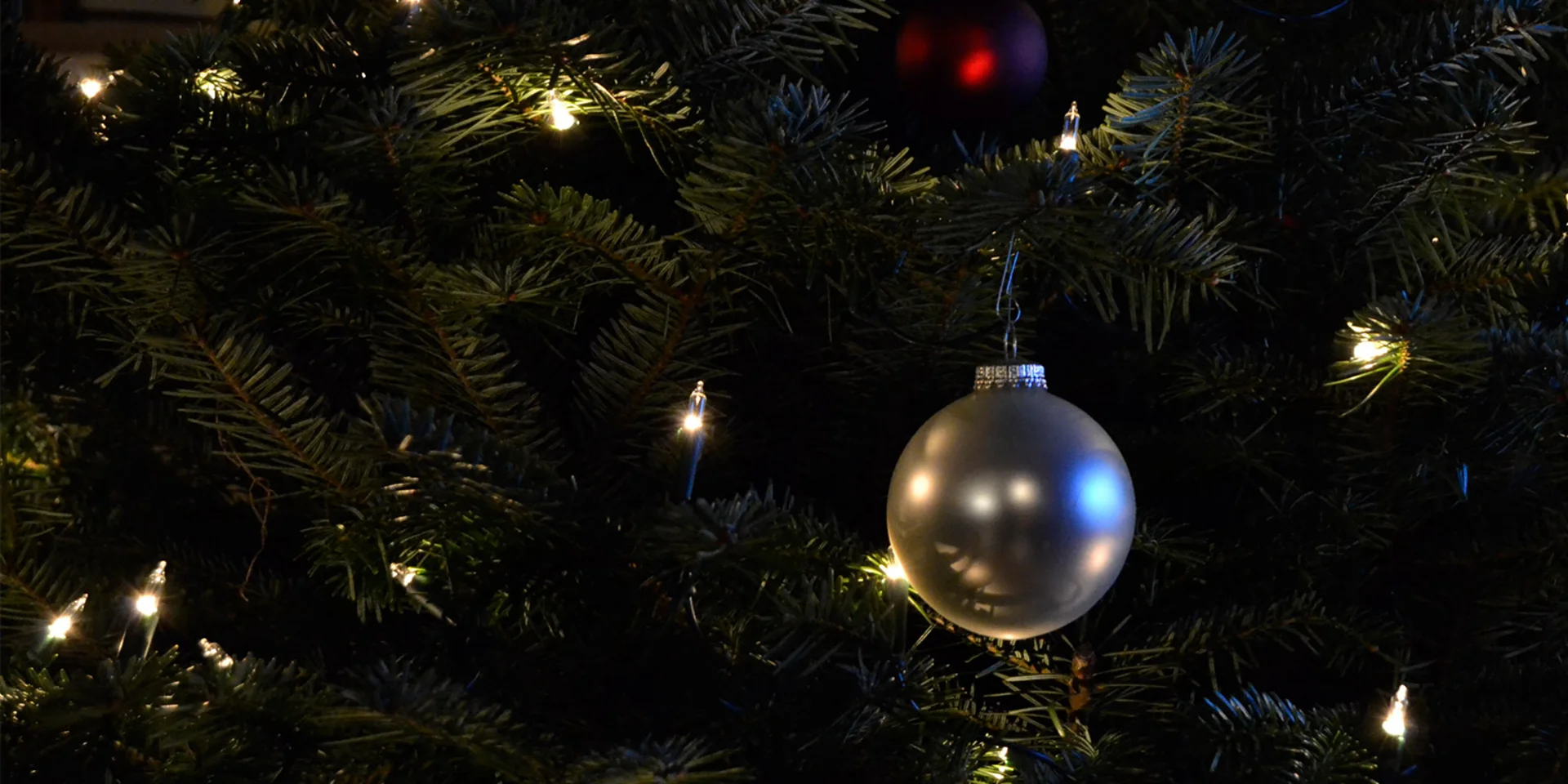 Christbaumkugel auf Weihnachtsbaum