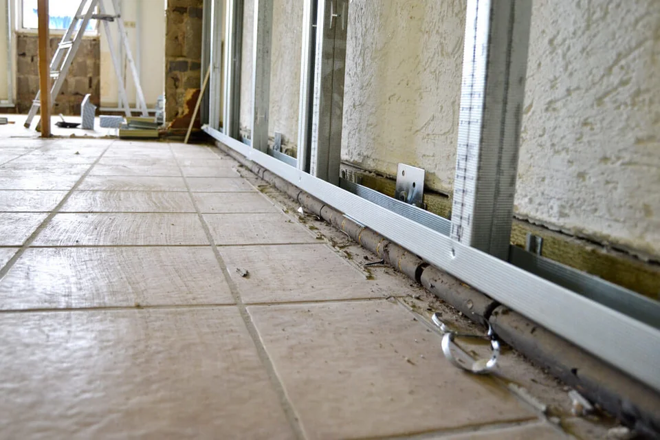 Konstruktion für die Wände: Zwei Trockenbauer ... Konstruktion für die Wände: Zwei Trockenbauer ...