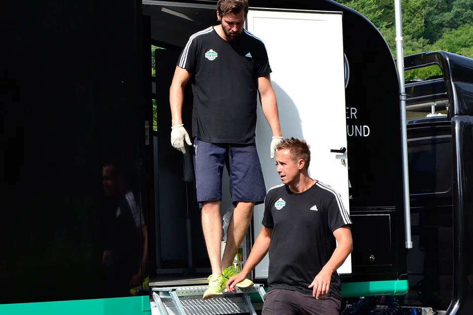 Tolle Menschen: die Helfer des Fußballverbandes sind mehr als 80 Tage unterwegs, bis sie wieder nach Hause dürfen Tolle Menschen: die Helfer des Fußballverbandes sind mehr als 80 Tage unterwegs, bis sie wieder nach Hause dürfen