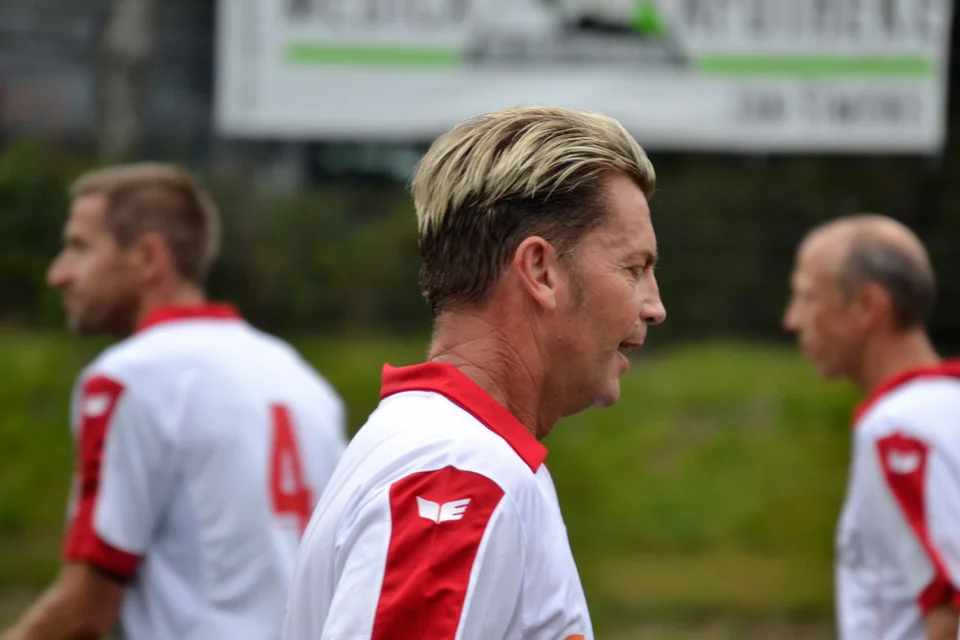 Harte englische Schule: Colin Bell grätschte Eckhard Klees in einer Situation böse um