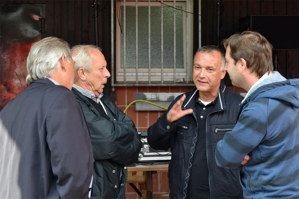 Letzte Instruktionen: Thomas Rothe spricht zu Eckhard Klees, Burkhardt Klein und Kristian Naglo