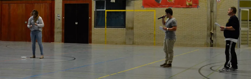 Gebannte Blicke: Christa Zultner zog die Lose aus den Töpfen Gebannte Blicke: Christa Zultner zog die Lose aus den Töpfen