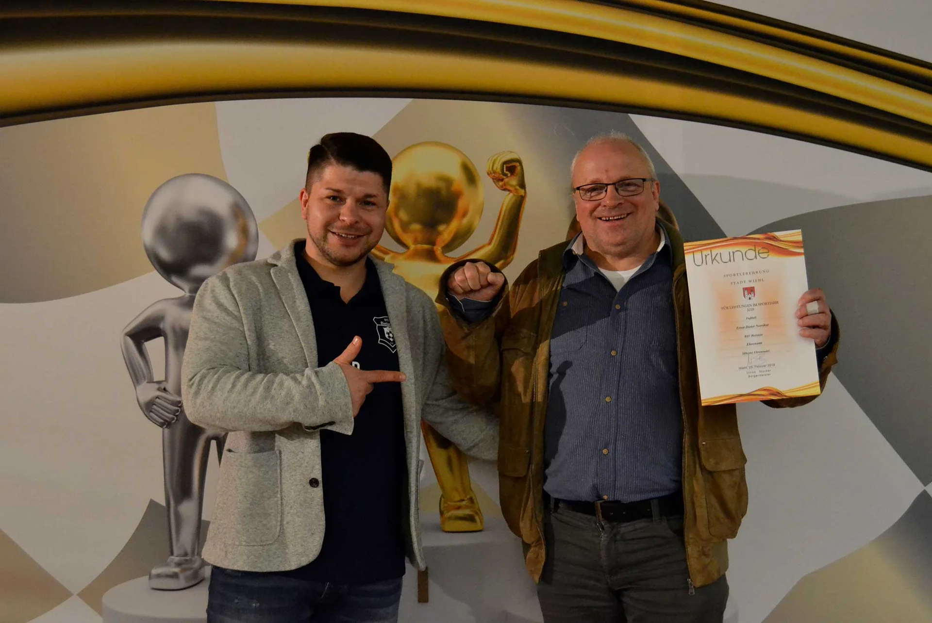 Christopher Pethe (l.) und Ernst-Dieter Noreikat (r.) bei der Sportlerehrung der Stadt Wiehl