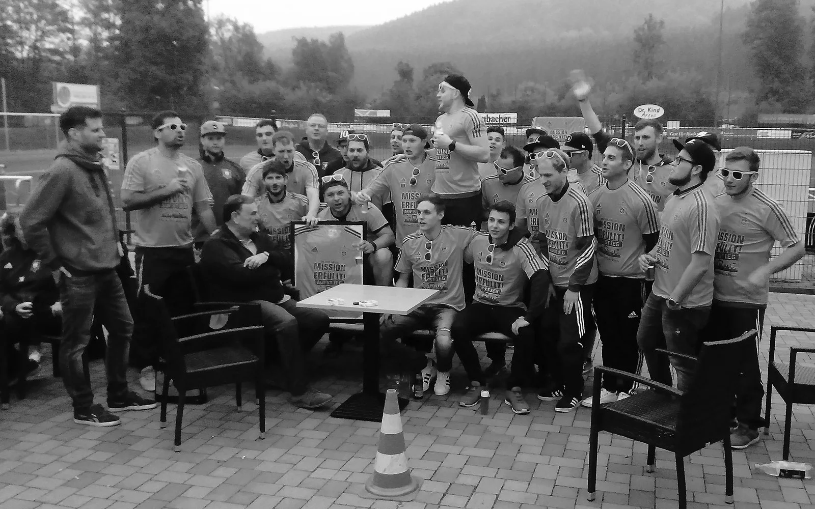 Bild aus dem vergangenen Sommer: Die Erste Herren bedankte sich bei ihrem großen Fan Dieter Faulenbach für seine tolle Unterstützung Bild aus dem vergangenen Sommer: Die Erste Herren bedankte sich bei ihrem großen Fan Dieter Faulenbach für seine tolle Unterstützung