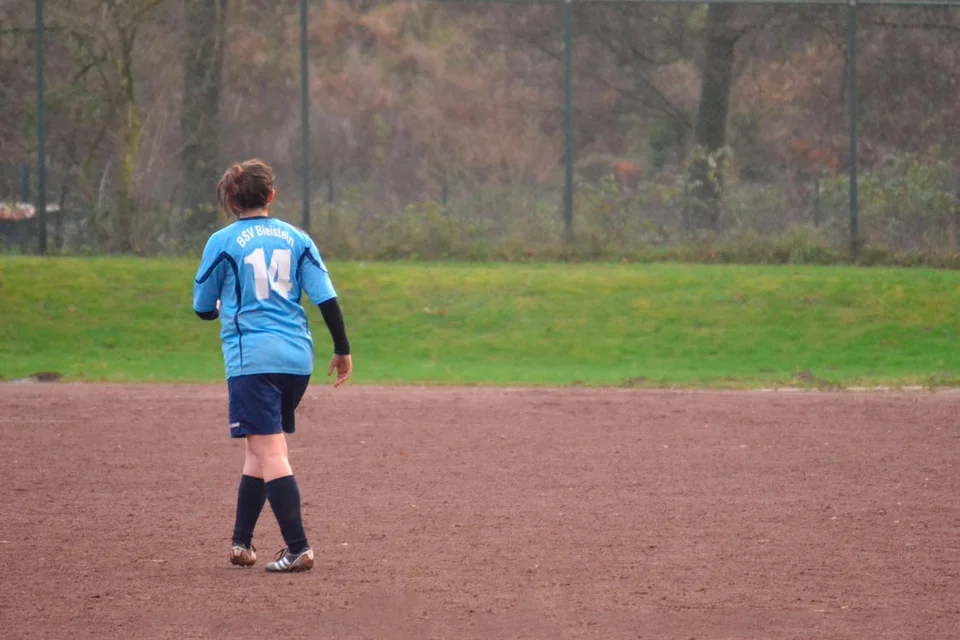 Defensivspezialistin Goli beobachtet das Treiben in der Ferne Defensivspezialistin Goli beobachtet das Treiben in der Ferne