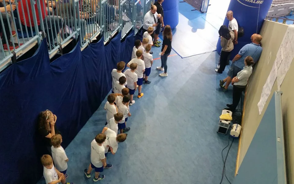 Alle Blicke aufs Spielfeld: die Kinder kurz vor dem Anpfiff Alle Blicke aufs Spielfeld: die Kinder kurz vor dem Anpfiff