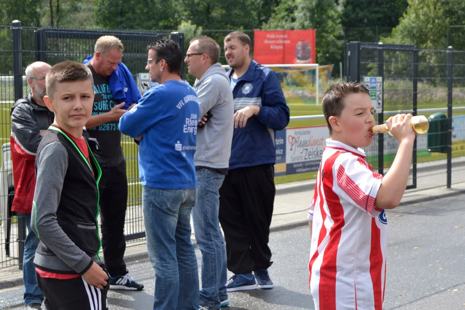 Auf den Stress erst einmal eine kleine Abkühlung: Dennis nimmt einen kräftigen Schluck von seinem Getränk